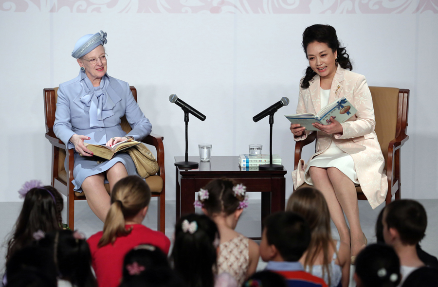 First lady and Danish Queen read stories for children