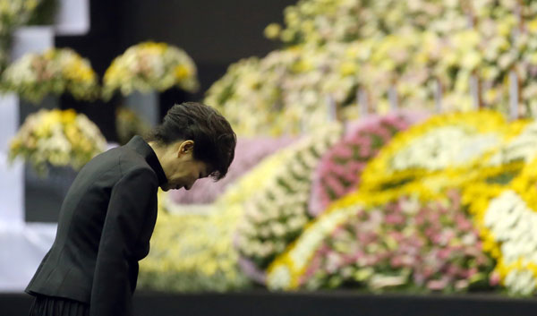 S Korean president apologizes for ferry response