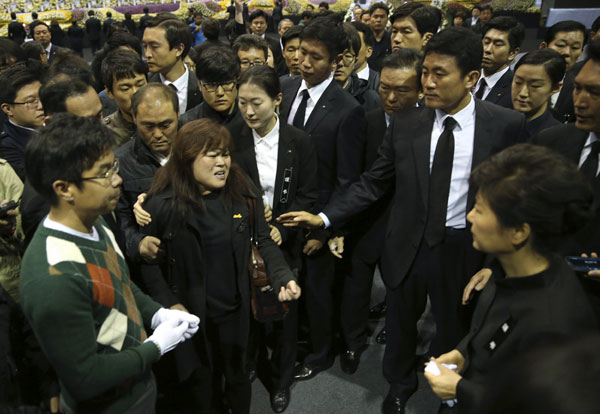 S Korean president apologizes for ferry response