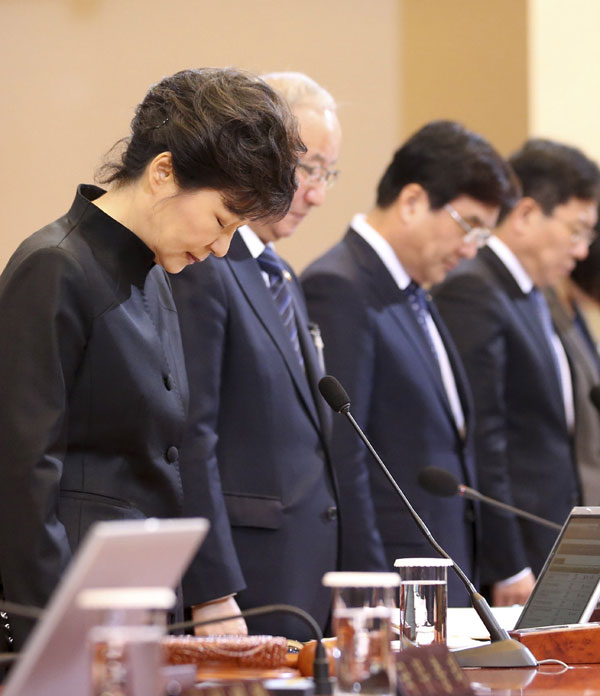 S Korean president apologizes for ferry response