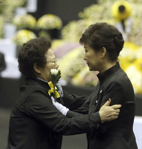 S Korean president apologizes for ferry response