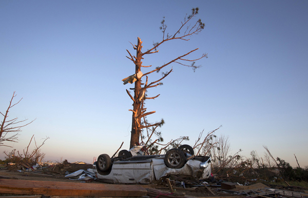 US storm system kills 19, tornado hits Mississippi city