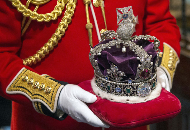 Queen Elizabeth travels in new Diamond Jubilee State Coach