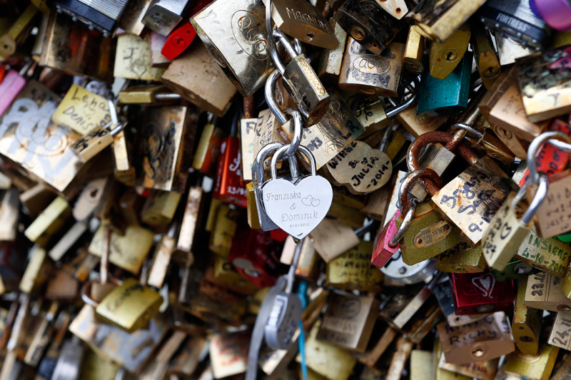 'Love lock'-laden grill collapses on Paris bridge