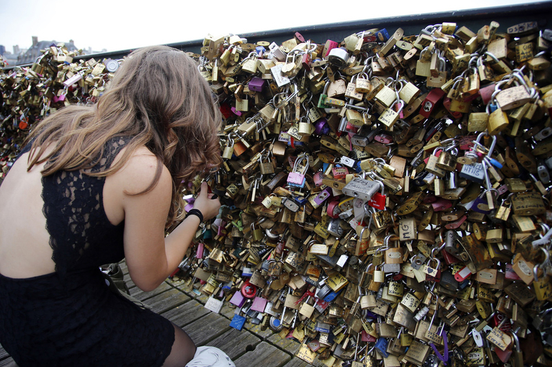 'Love lock'-laden grill collapses on Paris bridge