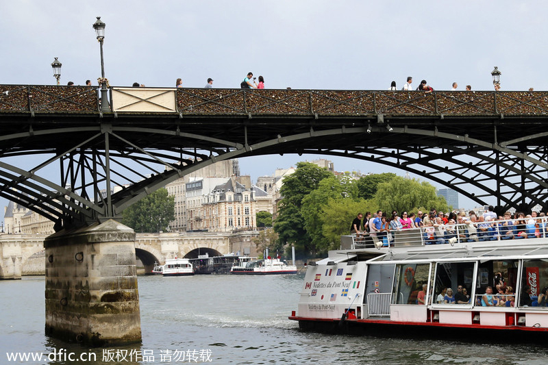 'Love lock'-laden grill collapses on Paris bridge