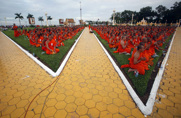 People join parade to enshrine late Sihanouk's remains