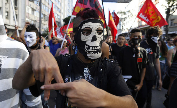 Brazil police arrest protesters before WCup final