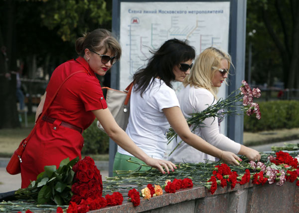 Two subway employees detained over Moscow derailment