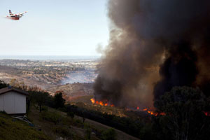 Washington state wildfire destroys 100 homes, hundreds evacuate