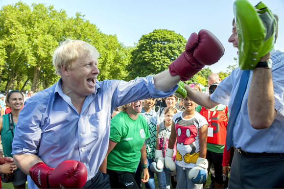 London major plays with younsters to celebrate freesports program