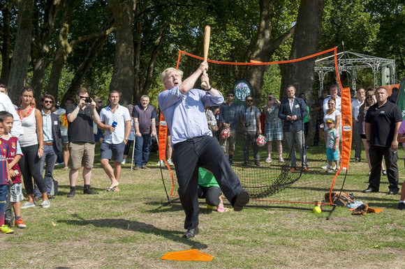 London major plays with younsters to celebrate freesports program