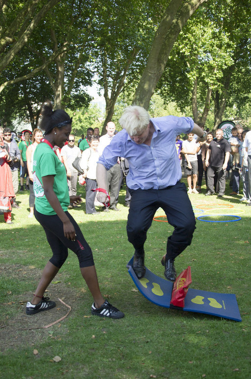 London major plays with younsters to celebrate freesports program