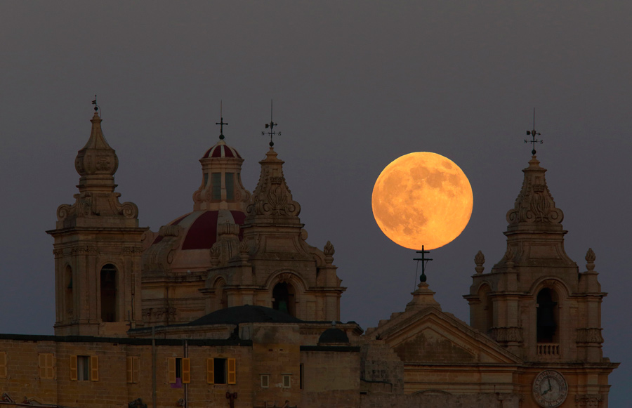 'Supermoon' observed around world