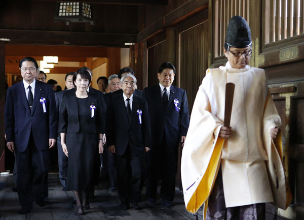 Abe sends offering to Yasukuni Shrine, cabinet ministers visit