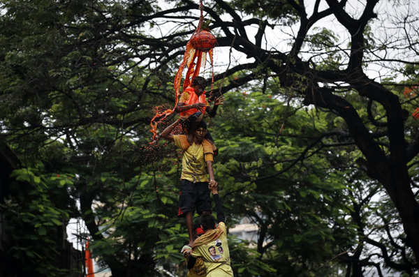 Human pyramid devoted to Hindu god in Mumbai