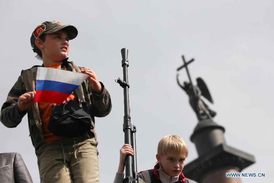 Russian people celebrate National Flag Day