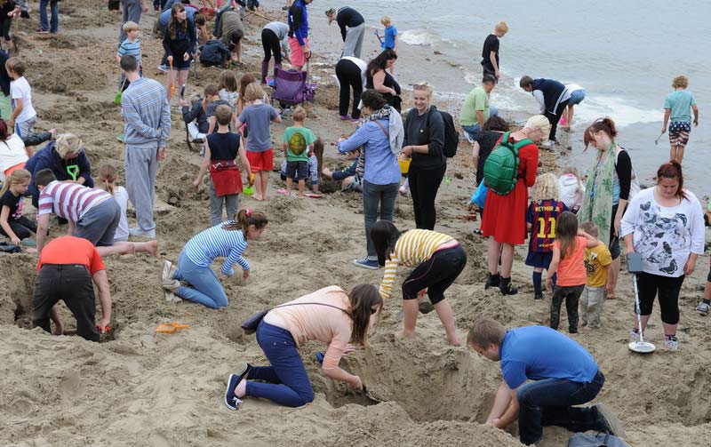 Gold rush as artist buries bullion on British beach