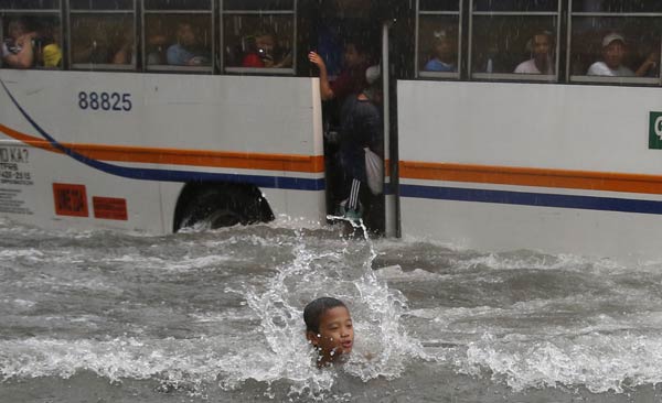 Storm leaves 7 dead, 200,000 displaced in Philippines