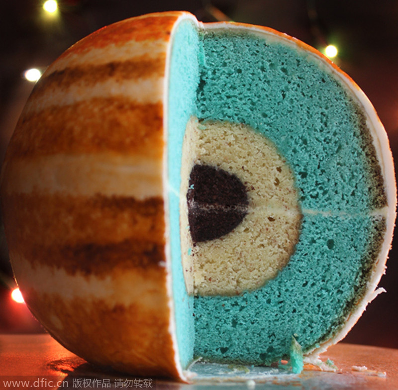 Baker creates splendid planetary cakes