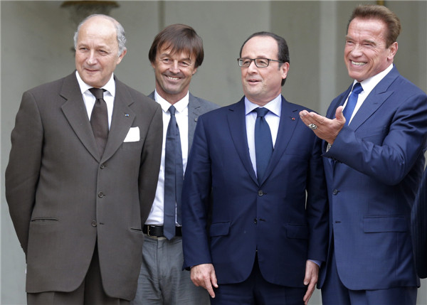 Hollande meets with Arnold Schwarzenegger in Paris