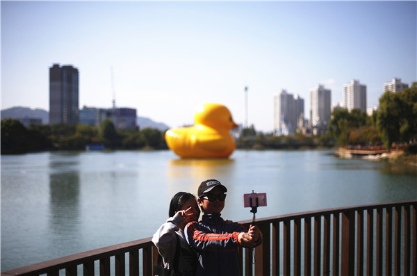 Giant Rubber Duck sails into Seoul