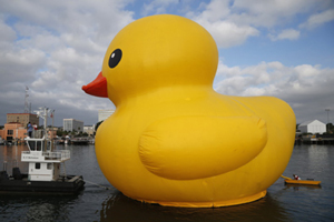 Giant Rubber Duck sails into Seoul