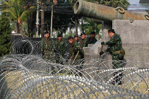 Yingluck attends Red Shirt leader's cremation