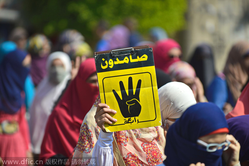 Egyptian students protest against military rule, support Mohammed Morsi