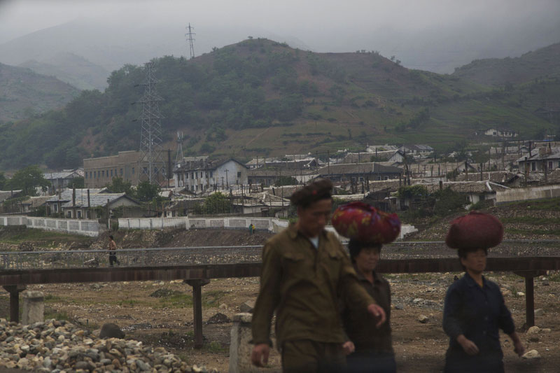 Hitting the road to revered DPRK mountain