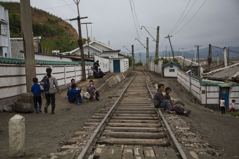 Hitting the road to revered DPRK mountain