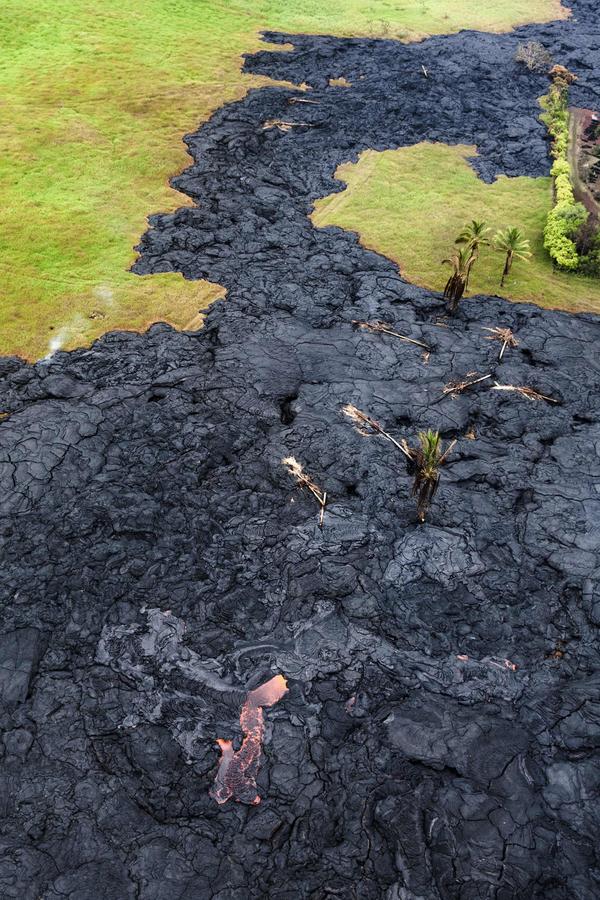 Hawaii lava crosses residential property