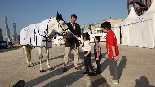 Queen's grandchild experiences Chinese culture in Shanghai