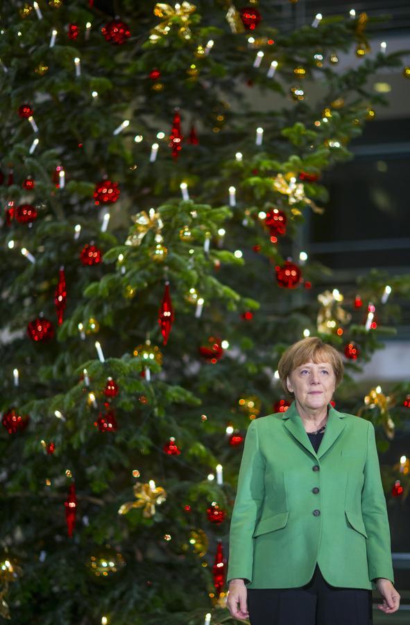 Merkel attends Christmas tree lighting ceremony in Berlin