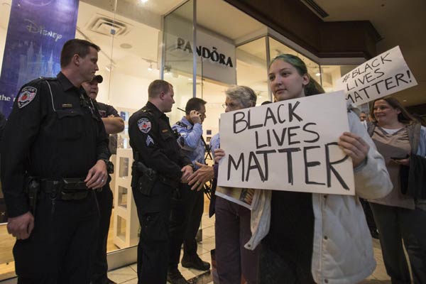 Ferguson protesters disrupt Black Friday shopping
