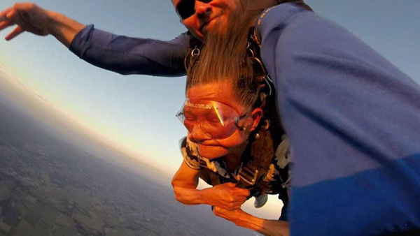 81-year-old Chinese lady completes skydive in Australia