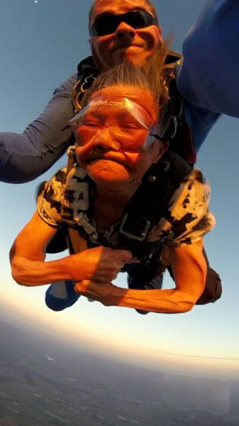 81-year-old Chinese lady completes skydive in Australia