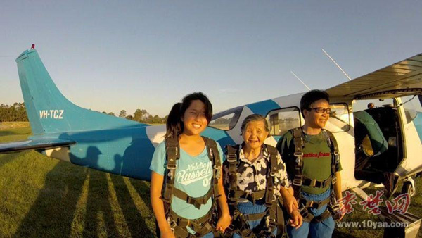 81-year-old Chinese lady completes skydive in Australia