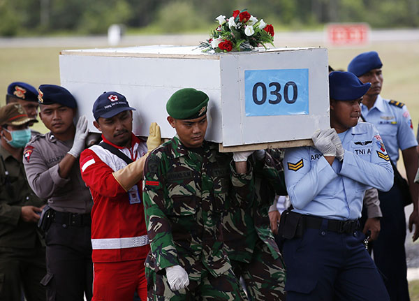 Four large parts of crashed AirAsia jet found