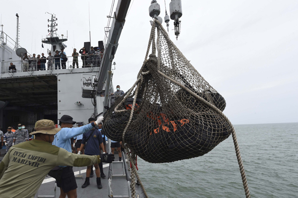 Large objects detected in AirAsia wreckage hunt