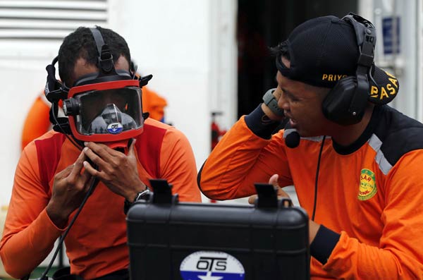 Divers join AirAsia wreck search as bad weather relents