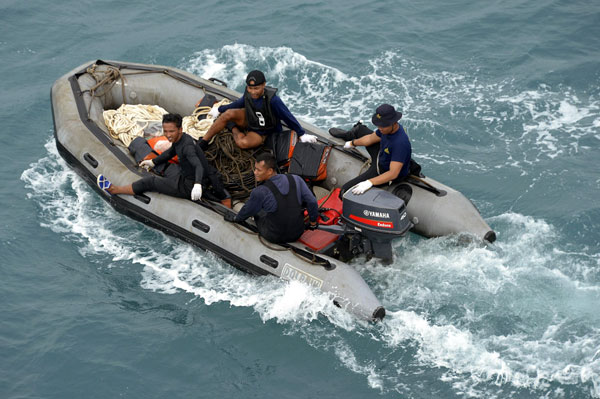 Rescuers to lift tail, retrieve more bodies in crashed AirAsia jet