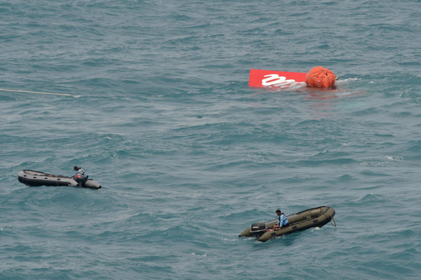 Indonesian search team raises tail of crashed AirAsia plane