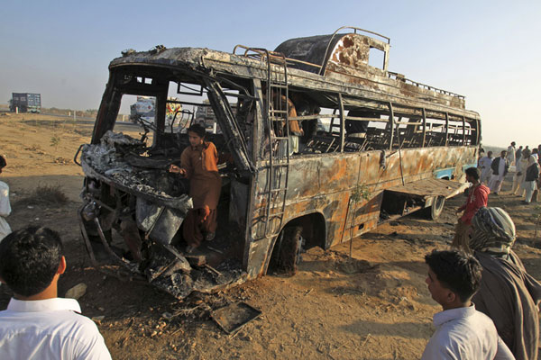 Dozens die in south Pakistan bus crash