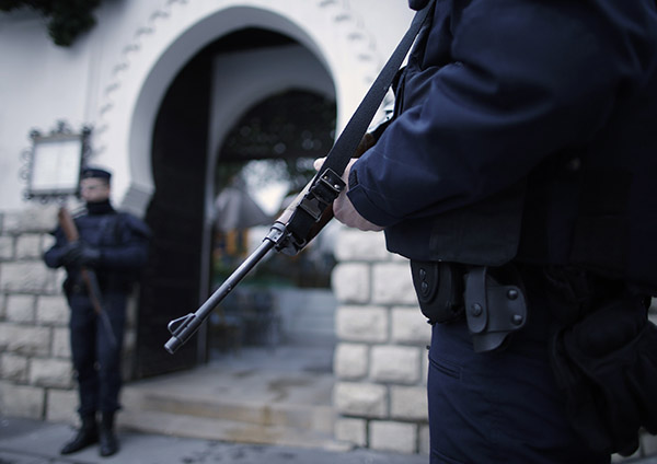 10 arrests in Paris, bomb threat closes train station