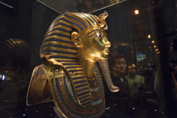 Egypt museum admits King Tut's beard broke off