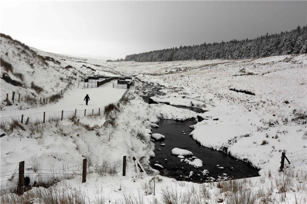 Heavy snow hits UK