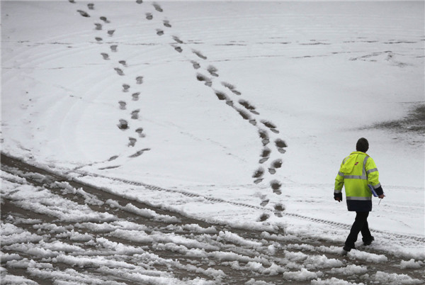 Heavy snow hits UK