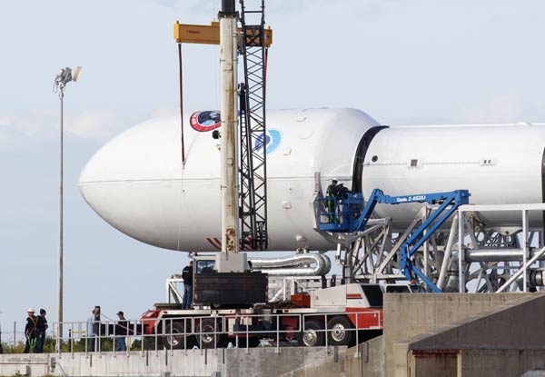 SpaceX Dragon capsule returns from space station