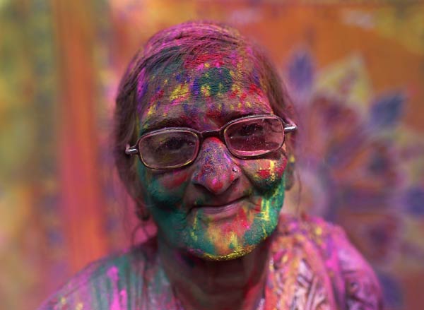 Holi festival adds color to Indian widows' dull life